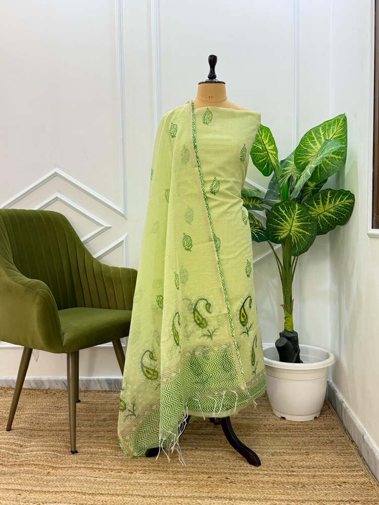 Nirja Linen Suit