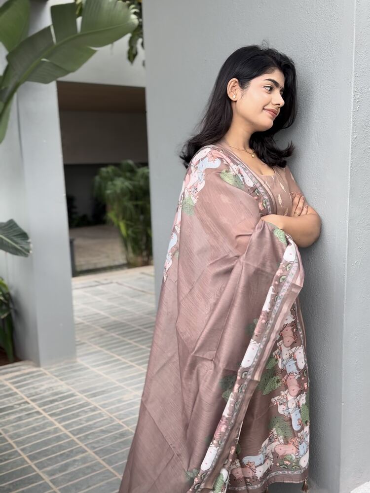 ఊగుతోంది