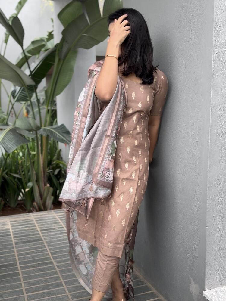 ఊగుతోంది