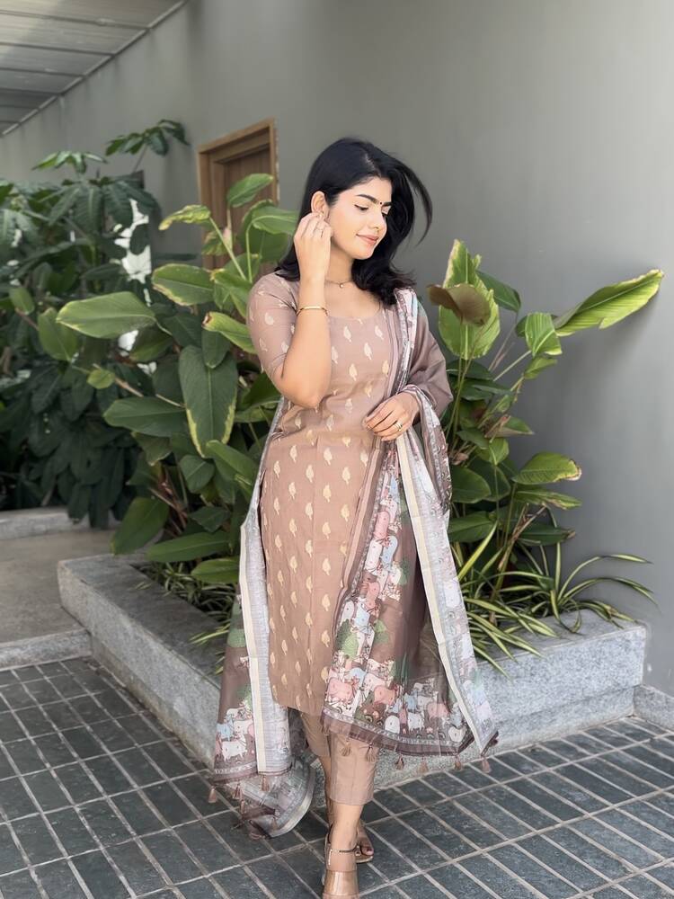 ఊగుతోంది