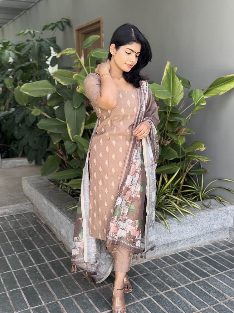 ఊగుతోంది