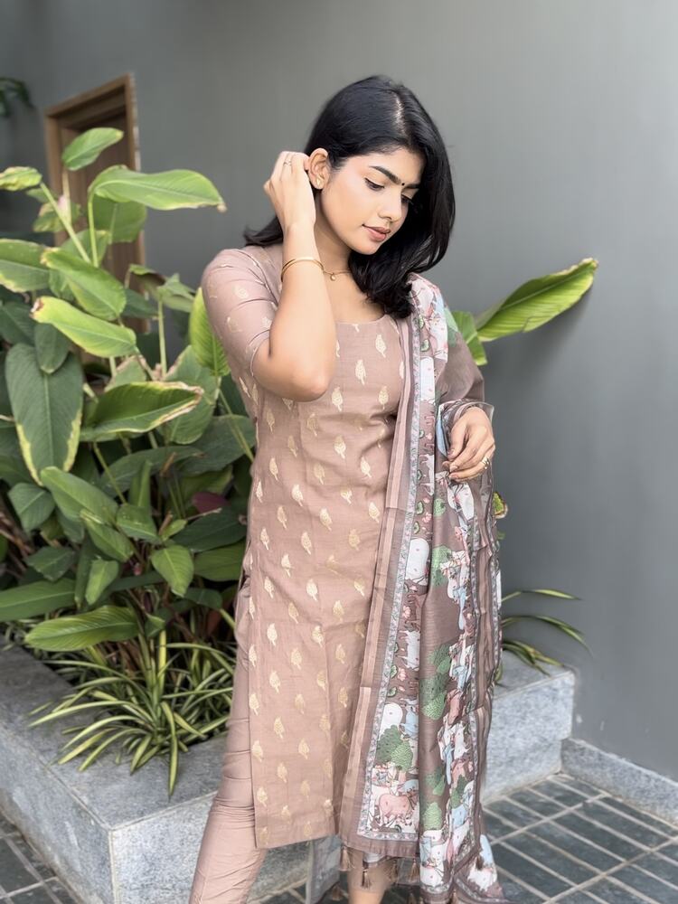 ఊగుతోంది
